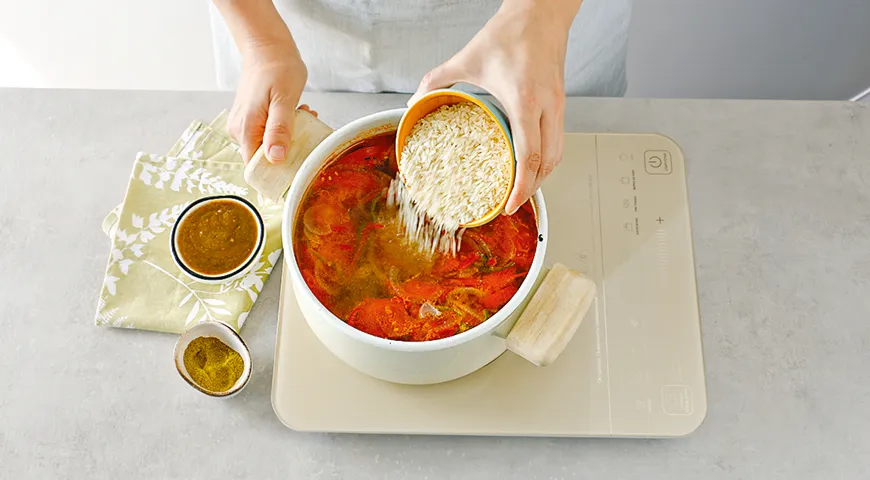 Рис – обязательный ингредиент харчо, он делает ярче вкус специй. Но не переборщите, чтобы суп не превратился в кашу