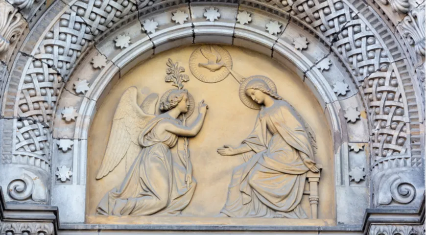 Изображение Благовещения на портале костёла Святого Кирилла работы Вацлава Леви (1867–1869 гг.). Прага, Чехия