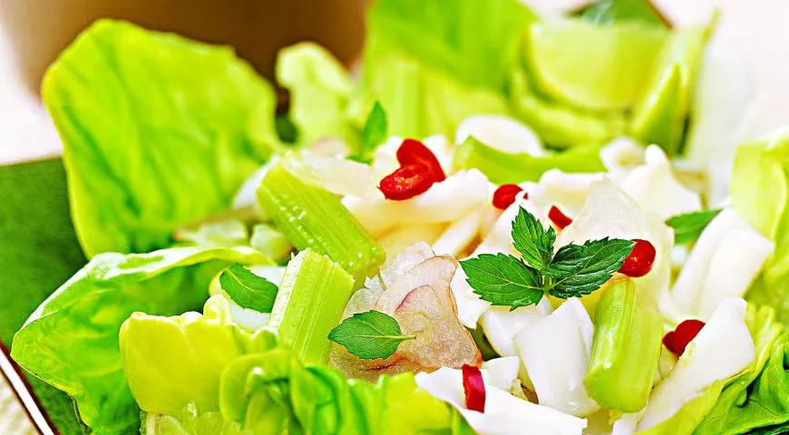 Острый тайский салат с кальмарами