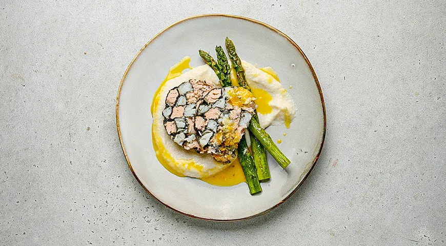 «Мрамор» из двух видов рыбы со спаржей