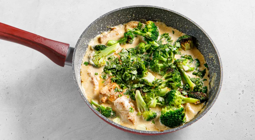 Курица с брокколи в сливочном соусе на сковороде