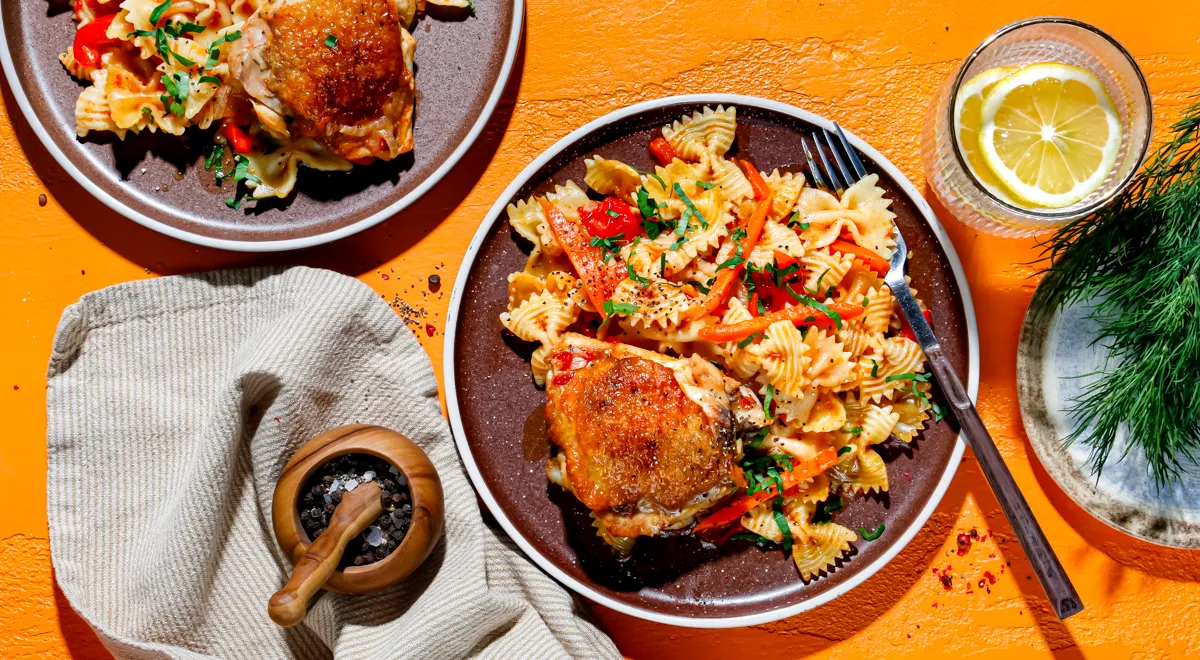 Рецепт куриных бедрышек с макаронами и овощами на сковороде