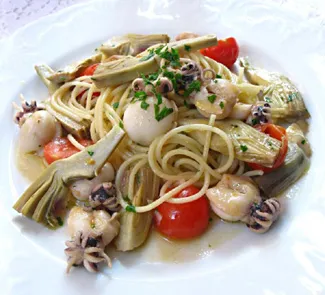Спагетти с каракатицами, артишоками и помидорами черри