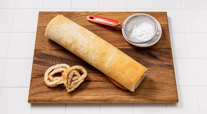 Бисквитный рулет с повидлом