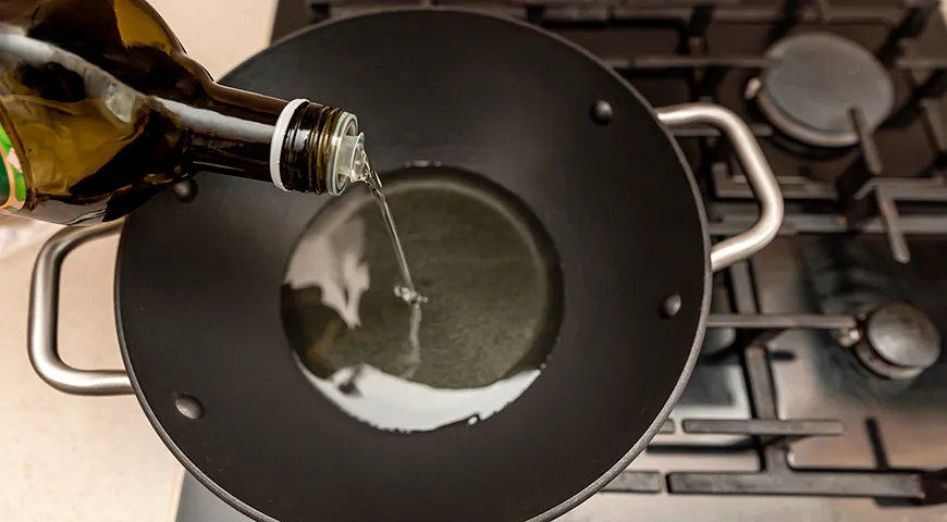 В Узбекистане перед готовкой плова казан натирают хлопковым маслом, чтобы рис не пригорал