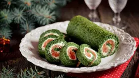 Шпинатный рулет с лососем и сливочным сыром