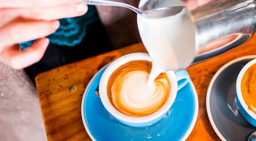 Классический флэт уайт объемом 180 мл содержит двойной эспрессо, что делает его одним из самых крепких кофейных напитков 