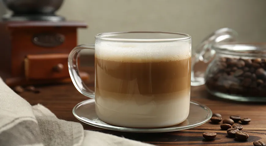 В латте макиато пена должна быть воздушной. Если она похожа на пену для бритья, значит, вы перестарались со взбиванием