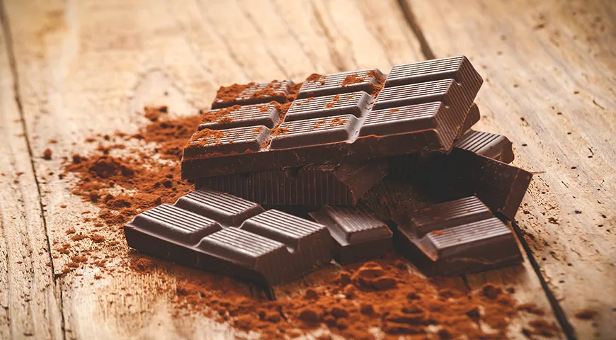 Шоколад может без проблем пролежать у вас дома 2 года. Но кто ж ему даст!