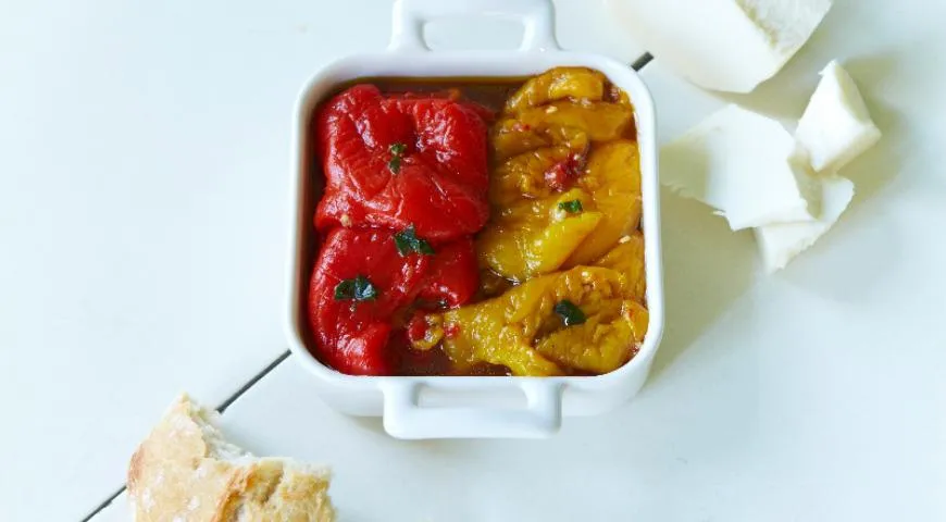 В Одессе даже сладке перцы нельзя есть просто так. Лучше запечь спелые овощи с оливковым маслом и подать все с свежим бородинским хлебом.