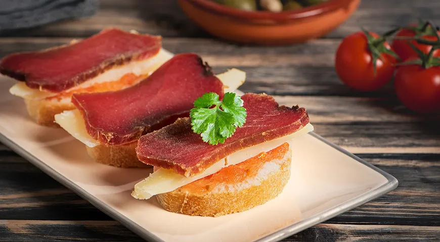 Брускетты с сушеным тунцом