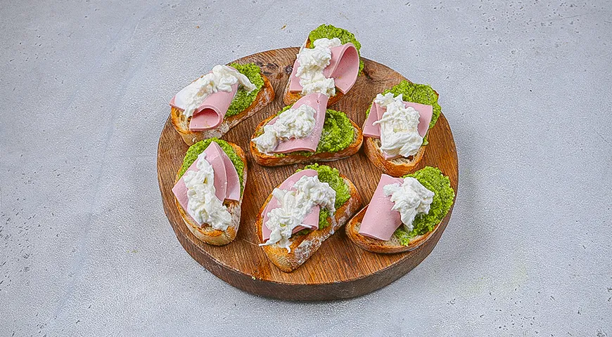 Брускетта с вареной колбасой и фисташковым песто