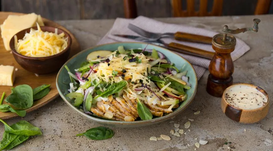 Салат с курицей, яблоком и сыром
