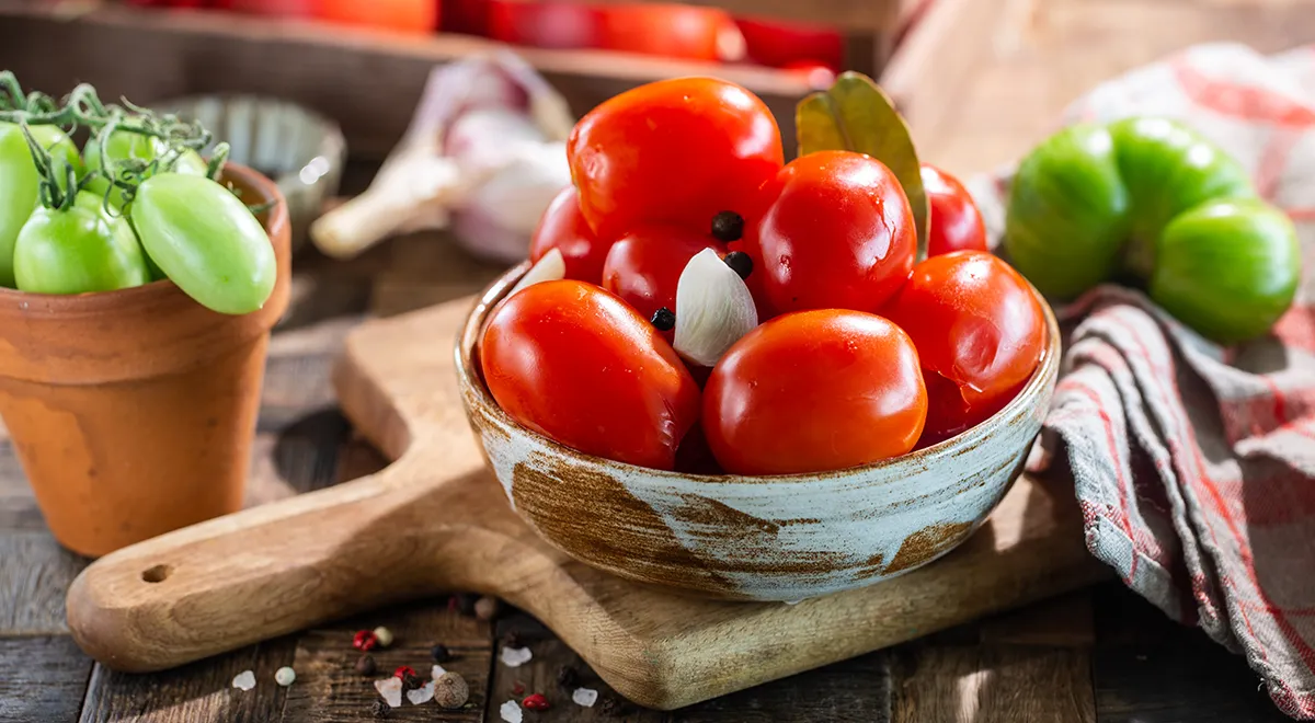 Чтобы заготовки получились красивыми и вкусными, важно учитывать не только сорт, но и степень зрелости, плотность мякоти и размер томатов