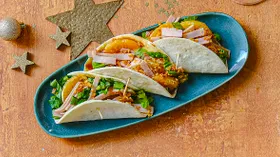 Тако с ветчиной, мандаринами и соусом терияки