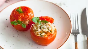 Запеченные помидоры с кальмарами и рисом