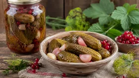 Огурчики соленые с соком красной смородины