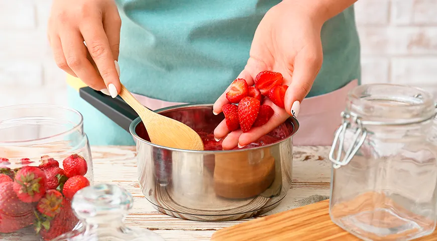 Перед варкой ягоды засыпьте сахаром и поместите в холодильник на несколько часов