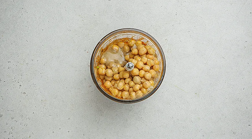 Хумус с вялеными томатами