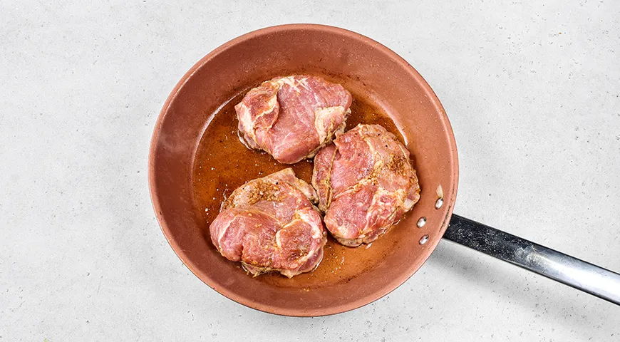 Жареная свиная шея на сковороде