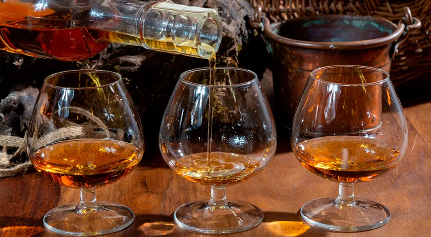 Ароматический букет качественного коньяка должен быть ярким, с виноградно-фруктовыми, цветочными или ореховыми тонами