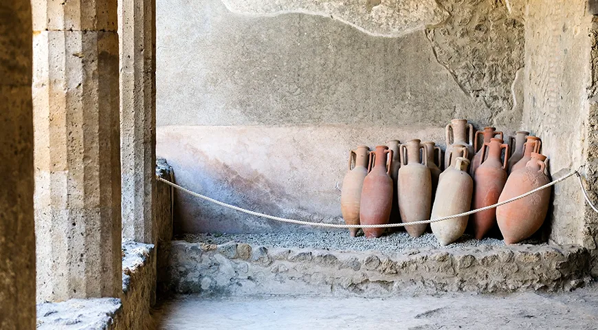 Древние амфоры, найденные при раскопках в Помпеях 