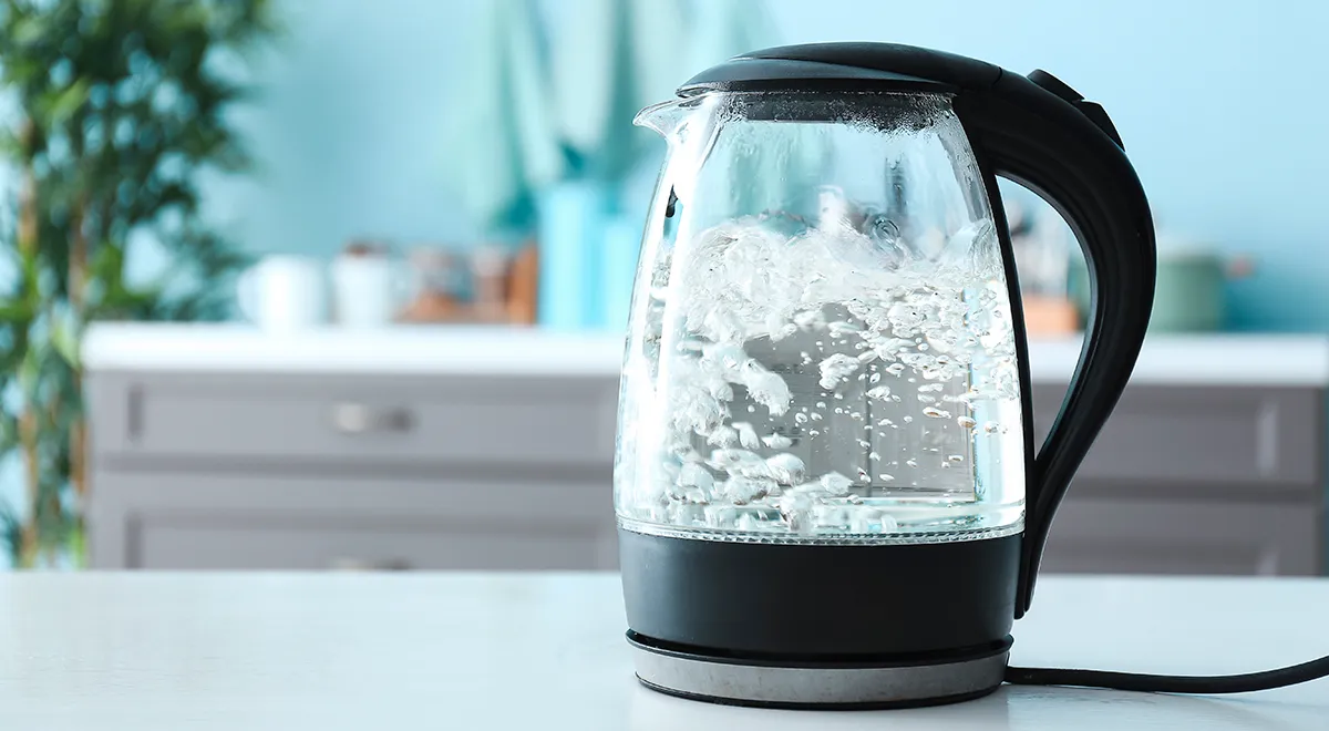 Врач объяснила, что не так с кипяченой водой: можно греть дважды или нет?