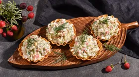 Крабовый салат в тарталетках