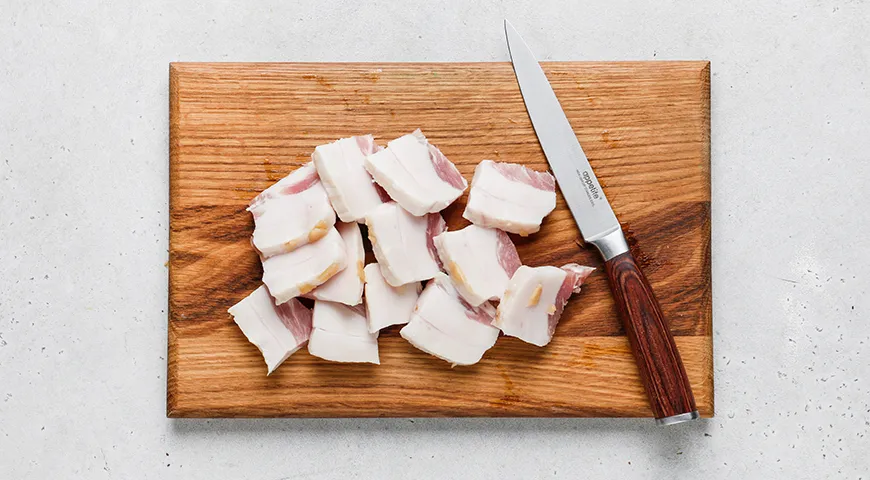 Картошка с салом на шампурах на мангале