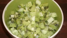 Освежающий салат с киви и огурцом