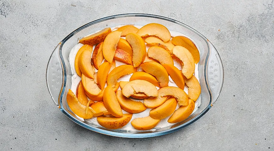 Сливочный десерт с персиками