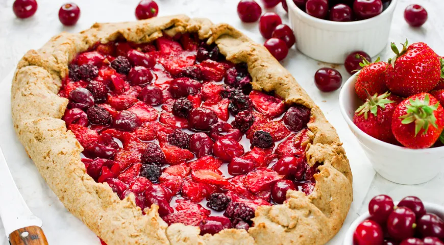 Открытый пирог на растительном масле с ягодами