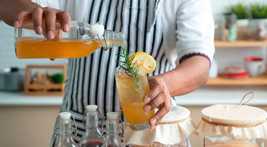 На Балканах комбучу просто пьют со льдом, добавляя сок лимона