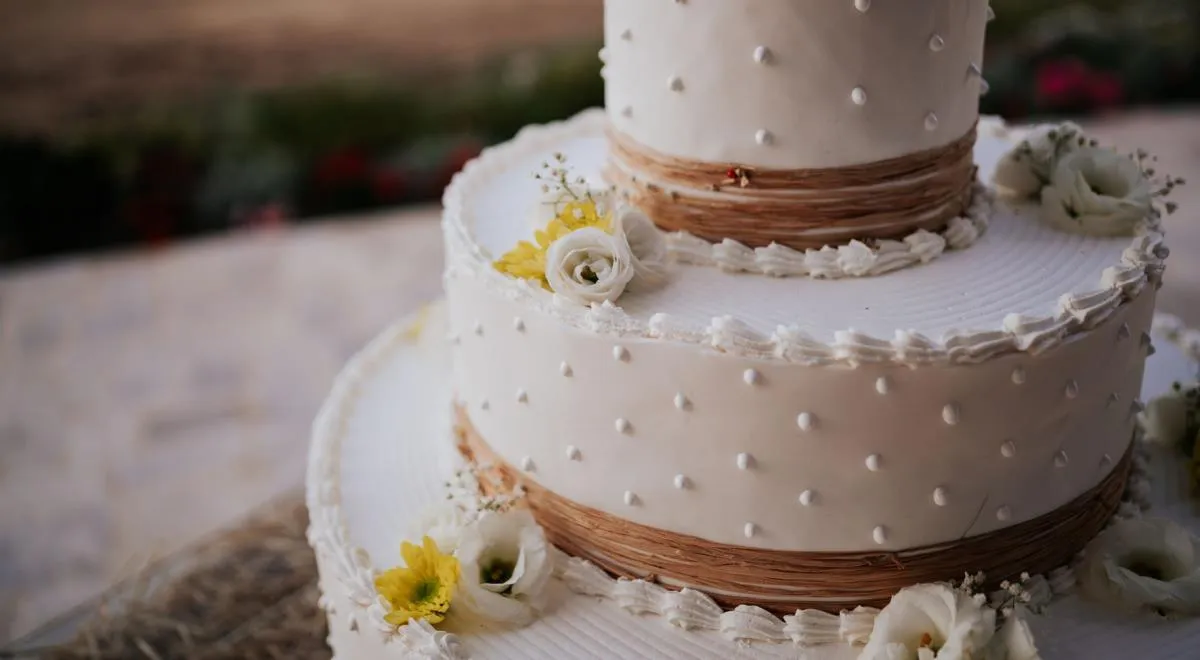 Пусть торт перекликается с платьем невесты