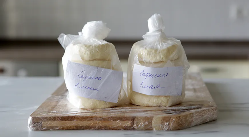 Сырники для замораживания уложите в полиэтиленовый пакет и подпишите