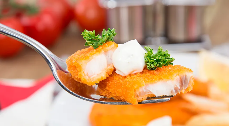 В качестве альтернативы мясным наггетсам можно приготовить рыбные