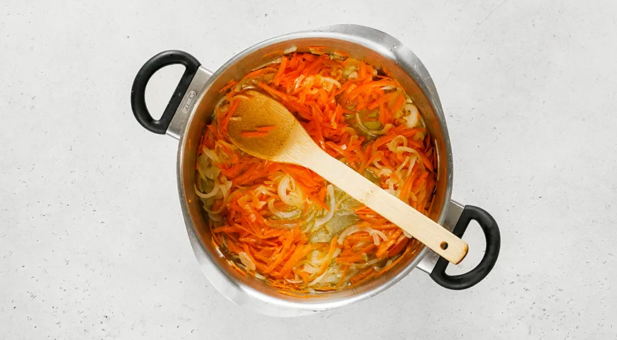 Капуста с луком и морковкой на сковороде по-домашнему