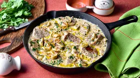 Свинина, тушенная с грибами в сметанном соусе
