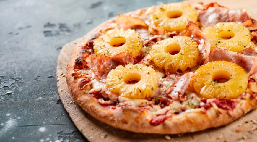 Есть мнение, что гавайскую пиццу с ананасами придумали именно в США
