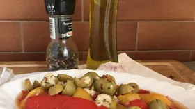 Закуска из болгарского перца и оливок
