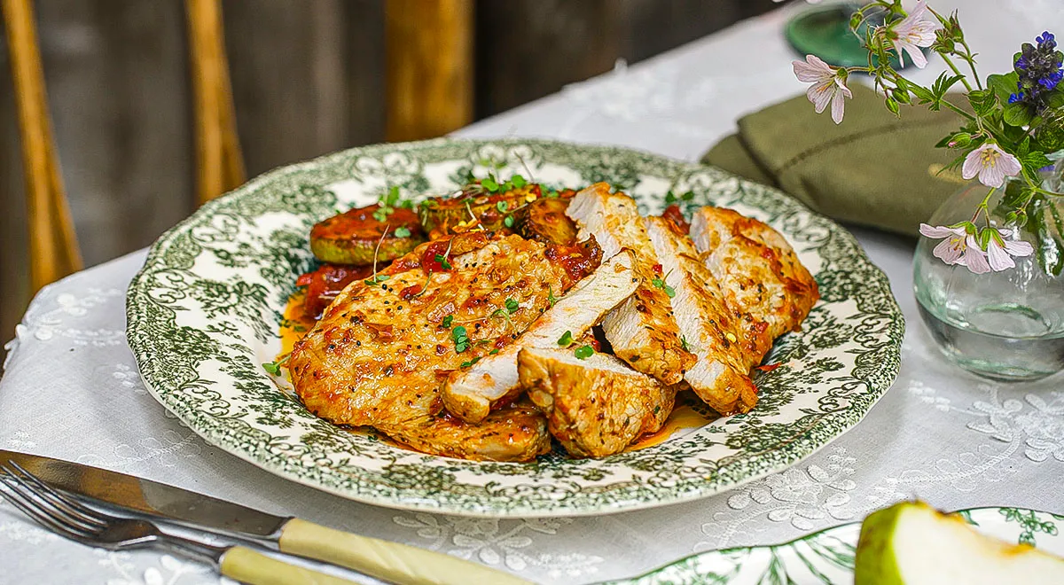 Рецепт свиных отбивных из корейки с кабачками и томатным соусом