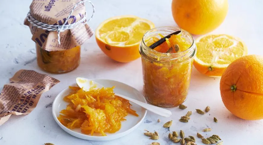 Апельсиновый мармелад с пряностями никогда не будет лишним. Его можно есть как с сыром или хлебом, так и добавлять в качестве начинки в выпечку.