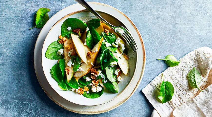 Салат из груши Конференция и шпината с грецкими орехами и сыром Фета