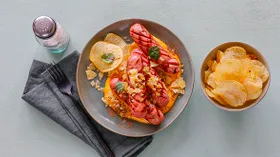 Сосиски гриль с сырным соусом и чипсами
