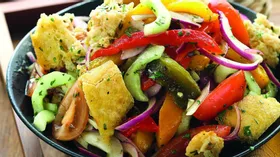 Салат из печеных и свежих овощей с чиабаттой
