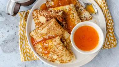 Первый день Масленицы: кого встречают и почему готовят именно блины