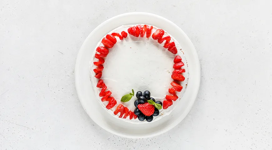 Бисквитный пирог с кремом из творожного сыра, сметаны и сгущенки