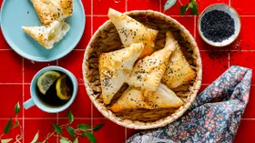 Рецепты с кунжутом и рассольными сырами