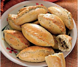 Пирожки из пряного теста с мясом