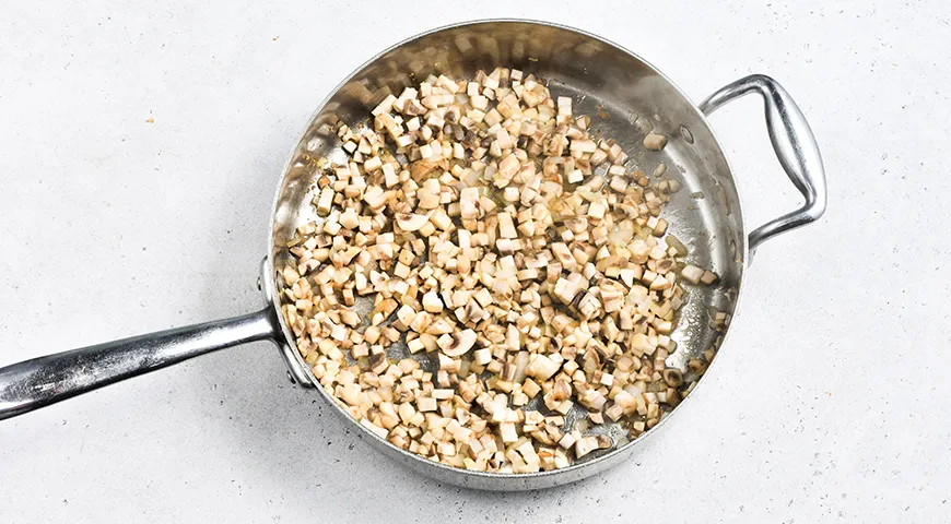 Куриные рулеты с грибами и сыром в сметанном соусе в духовке